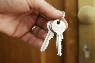 Ubytoval uprchlíky, teď doplácí na tvrdost státu - Novinky