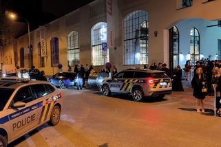 Hromadná rvačka na maturitním plese budoucích policistů v Praze: Pustili se do sebe dospělí kvůli fotbalu - Novinky