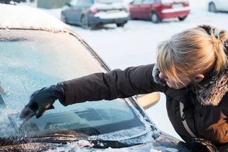 Neradi škrábete okna? Proti námraze lze bojovat i zadarmo! - Garáž.cz