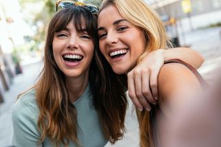 Dobrá kamarádka je i víc než partner. Sdílíte svoje životy, radosti i strasti... akorát je to bez sexu