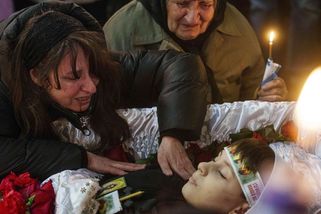 FOTO: Slzy i hromady hraček. V Kryvém Rihu pohřbívali oběti ruského útoku na dětské hřiště - Novinky