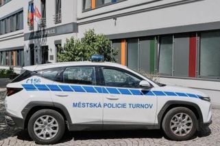 Šéf strážníků v Turnově krátil mzdy podřízeným, sobě si naopak vyplácel navíc - Novinky