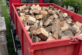 Palivové dřevo už nabízí někteří prodejci s velkou slevou. Ceny se propadly k 900 Kč za metr