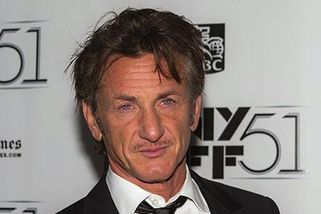 Sean Penn si pro Oscara nepřišel. Místo slavnostní...