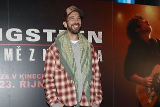 Mladý dědeček z kapely Jelen