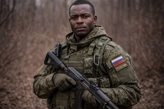 Video: klečel na kolenou a prosil o život, ale Ukrajinci neměli slitování. Ruského žoldnéře poslali na věčnost ranou zepředu