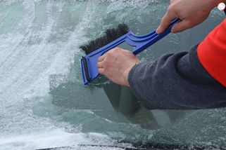 Jak správně odmrazit auto: Na volnoběh motor jenom trápíte