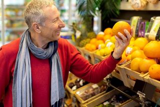 Soused si pořád stěžoval na drahé jídlo. Když jsem ho potkala v supermarketu, málem jsem oněměla - Médium.cz