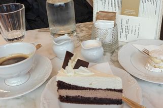 Fantastické dezerty, průměrná káva, zvláštní obsluha. To je světoznámá pražská kavárna - Médium.cz