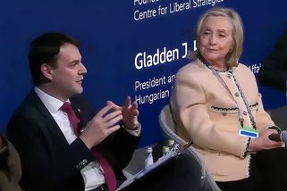 Ten chlápek je legenda. Konzervativci chválí Macinku za „zničení“ Clintonové