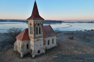 „Pasohlávky nejsou chudá obec, o kostel by se měly postarat,“ tvrdí majitel tamního hotelu - Novinky