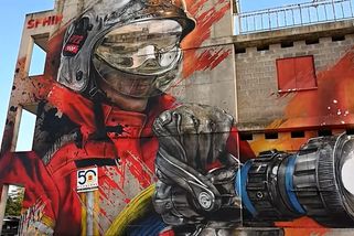 Hasič vypadá jako živý, ale je opravdu jen namalovaný. Na zdi hasičárny - Novinky