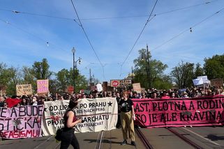 Demonstranti nenechali projet ani hasiče. Nakonec zůstali sami uvěznění na pražském mostě - Novinky