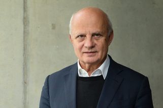 „Abych neskončil ve spárech ďábla, četla mi babička Bibli,“ vzpomíná textař Michal Horáček. Biblické příběhy teď přebásnil