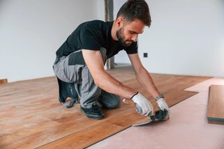 Poznatsvět | Nový materiál podlah: SPC nahrazuje laminát i linoleum. Je odolnější, ekologičtější a snadno se udržuje