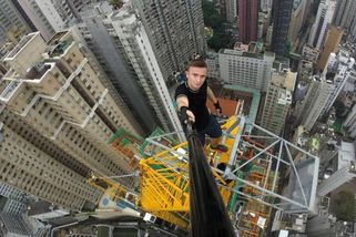 Za selfie zaplatil životem. Mladík chtěl odvážnou fotku na Instagram, spadl z 68. patra