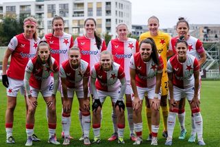 Komický gól v derby. Gólmanka Slavie si hodila míč do vlastní brány - Sport.cz
