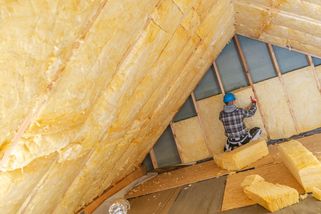 Správná izolace není záležitostí jen pro novostavby. I u staršího domu či chaty dokáže ušetřit 20 tisíc ročně za vytápění