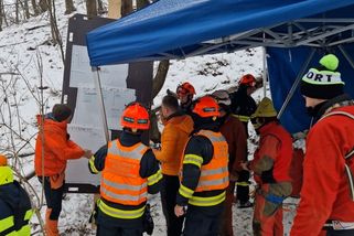 V Moravském krasu uvízl zraněný člověk v jeskyni asi 50 metrů pod zemí. Hasiči se ho snaží zachránit | Novinky.cz: Krimi