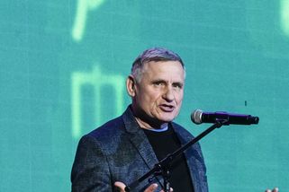 Čunek odklízel sníh ze střechy, ale utrhlo se mu lano. Spadl ze čtyř metrů na chodník, kde zůstal jeho otisk - Echo24.cz