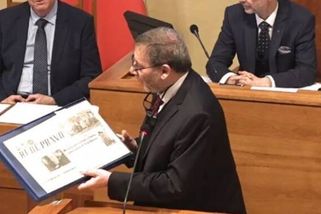 Stranický tisk dál ve hře: Macinka reagoval na Töpferův dar a rýpl si do původu krabice, ve které byl