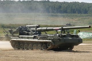 Video: na monstrózní ruské dělo 2S7 Pion ráže 203 mm se zaměřil dron, který ho zničil jedinou ranou do předku, byť bylo dobře maskované