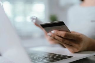 Češi při placení kartou na internetu dělají nebezpečnou chybu. Tyto dvě funkce si zapněte, jinak riskujete zneužití údajů