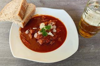 Tajný recept řezníků: Uzenářský guláš, po kterém zapomenete na segedín | Zdraví na talíři