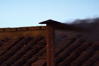 Černý kouř. Papeže při první volbě nezvolili - Novinky