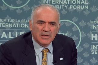 "NATO je podvod." Kasparov v silném projevu tvrdě zkritizoval Západ, video je hitem