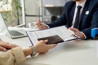 Kdo bude pracovat pro stát? Limit 70 let skončí, vláda řeší personální zub - Echo24.cz