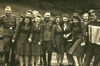 Byl dědeček nacista? Nová databáze umožňuje pátrat v rodinné minulosti - Médium.cz