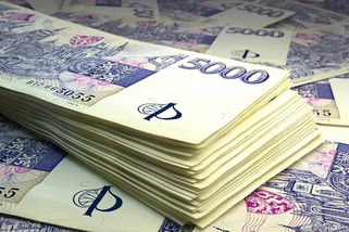 Dražší energie a vyčkávající ČNB: koruna vstupuje do rizikového období