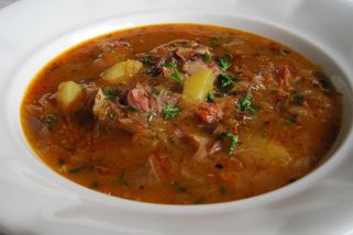 Nevylévejte ho! Vývar z uzeného masa je tekuté zlato. Tady je 5 geniálních způsobů, jak ho proměnit v poklad