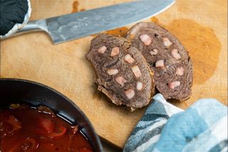 Cikánská hovězí pečeně: Prošpikovaná slaninou a dochucená paprikou chutná skvěle | Toprecepty