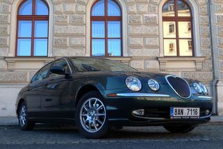 Jaguar S-Type to při uvedení schytával ze všech stran. Postupem času ale vyzrál do zajímavého youngtimeru. A je skoro zadarmo - Garáž.cz