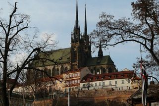 Jen jeden kostel v Česku nedočkavě vyzvání poledne o hodinu dřív - Médium.cz