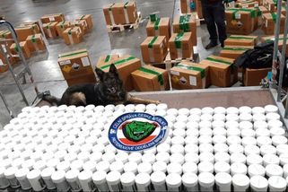 V kosmetice v Praze našli rekordní metrák ketaminu. Celníci rozbili drogový syndikát - Novinky