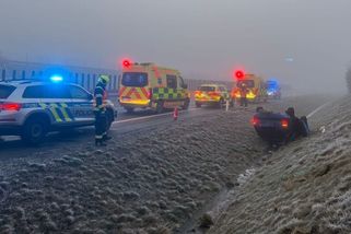 Česko v sevření ledovky: Dálnice a silnice jsou plné těžkých nehod, hromadná doprava kolabuje