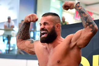 Karlos Vémola čelí vážným zdravotním komplikacím. Po propuštění z vazby tráví noci v nemocnici