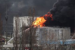 ONLINE: Ukrajina zasáhla ropný uzel na jihu Ruska. Jedná se o jeden z největších v regionu