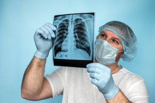 Tuberkulóza v Česku neklesá. Více než polovina nemocných jsou cizinci, varují lékaři