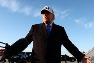 Jelen: Trump hrozí špatnou budoucností, ale tu už kvůli němu máme. V konfliktu s Íránem si neví rady