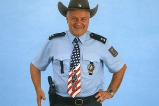 Nešikovný major Maisner: Ladislav Potměšil si chtěl upravit pásek a místo toho se bodl do břicha - Médium.cz