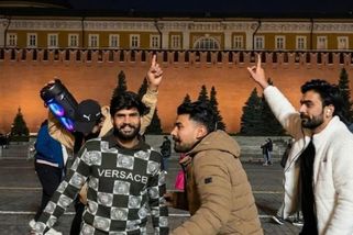 Indové tančící na Rudém náměstí. Ruskou ekonomiku mají „spasit“ statisíce migrantů