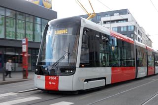 Nové pražské tramvaje už jezdí v ostrém provozu. Sedm vozů obsluhuje zatím linku 12 - Novinky
