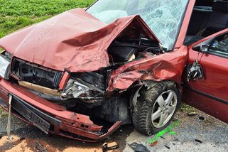 V Lukovečku na Zlínsku se srazila dvě osobní auta. Zaklíněného řidiče vyprošťovali hasiči