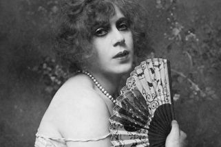 Toužil být ženou, zemřel jako pokusný králík. První transplantace dělohy na světě stála malíře život - Médium.cz