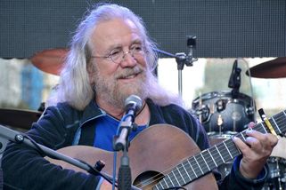 Jaroslav Hutka možná nemá talent jako Nohavica, charakterově nad ním ale ční jako maják - Médium.cz