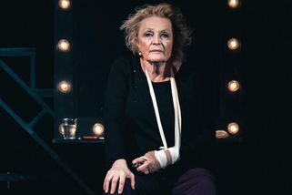 Reginu Rázlovou vyhodili z divadla. Skončila ve vězení a začala prodávat chlebíčky v bufetu - Médium.cz